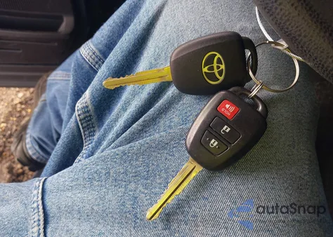 2017 Toyota Rav4 Le z USA, uszkodzony, nr VIN JTMBFREVXHJ712599